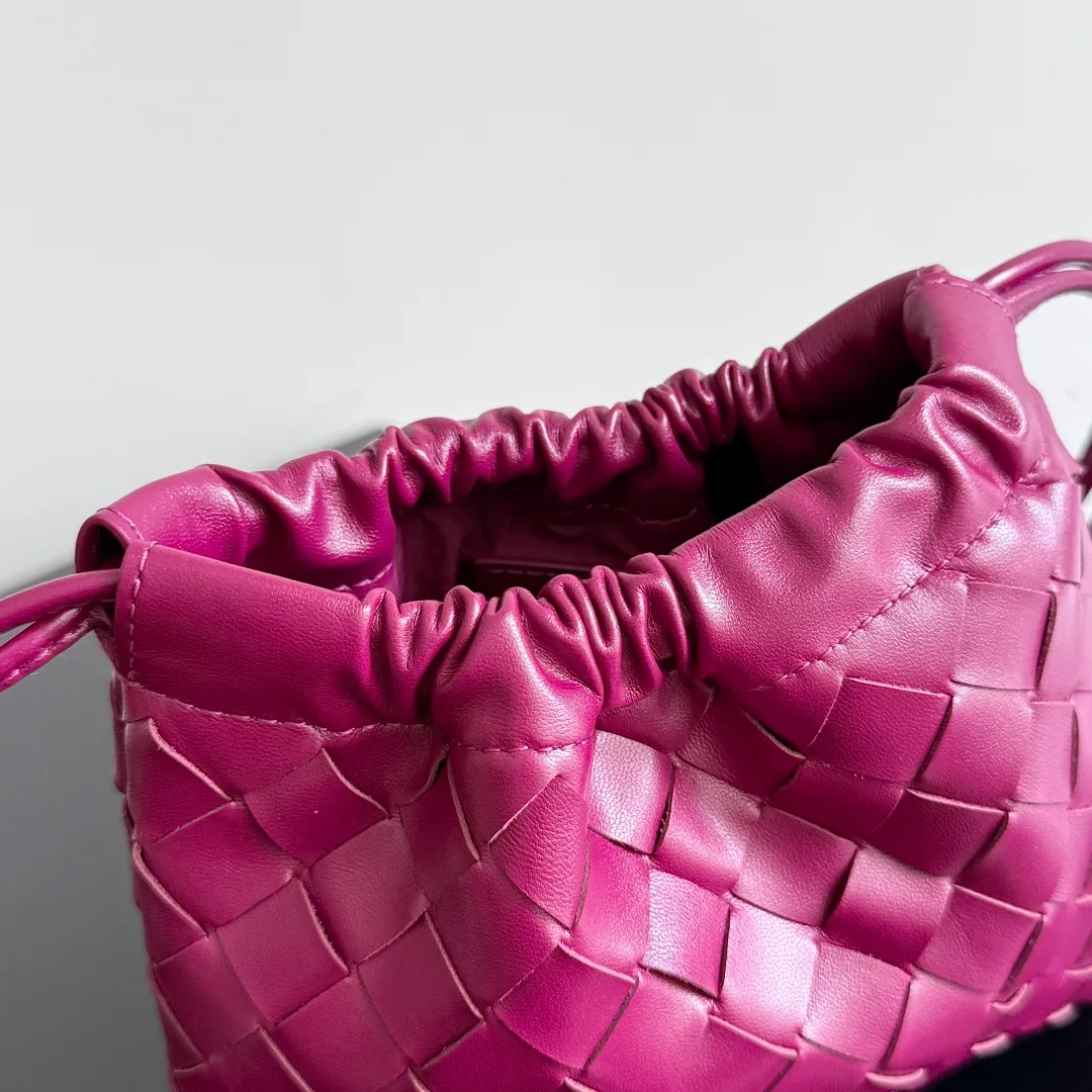 Batch 1400 BOTTEGA VENETA DUSTBAG mini size is officially launched📣📣. It still continues the classic weaving process. The lazy and casual feeling presented by the drawstring pockets is not too suitable for summer. The small back body is light and convenient. It is enough to carry lipstick and tissues when going out every day. It is not easy to make mistakes with any clothes. The shoulder strap has a buckle and pull-out design, which can be adjusted to unlock multiple carrying methods. Style number: 816987 Size: 21*16.6*1cm